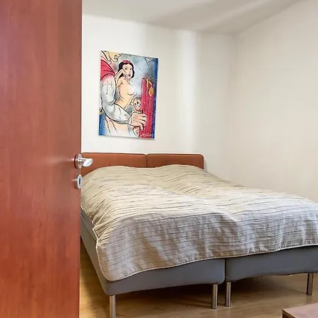 Center 2 Bedroom A/c דירה